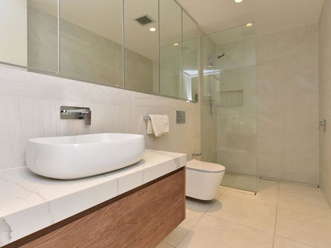 Villa Catania Waterside At Trinity Point - Redcliffe Tourism 3