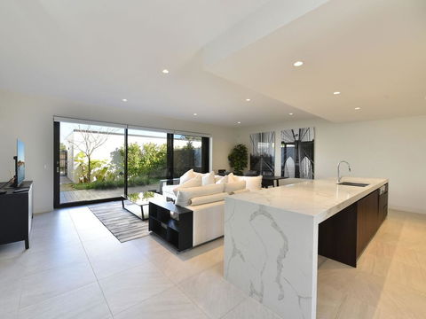 Villa Positano Waterside At Trinity Point - Redcliffe Tourism 3