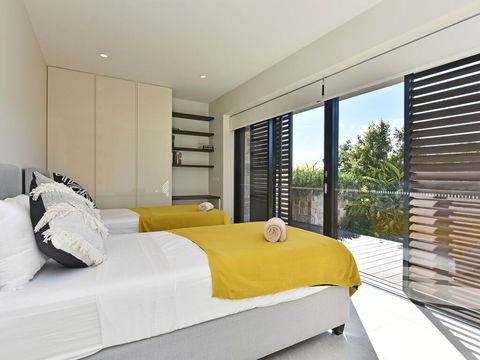 Villa Positano Waterside At Trinity Point - Redcliffe Tourism 1