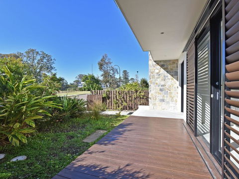 Villa Positano Waterside At Trinity Point - Redcliffe Tourism 2