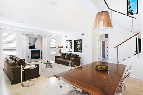 Villa Saachi - Redcliffe Tourism 1