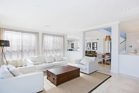 Villa Saachi - Redcliffe Tourism 2