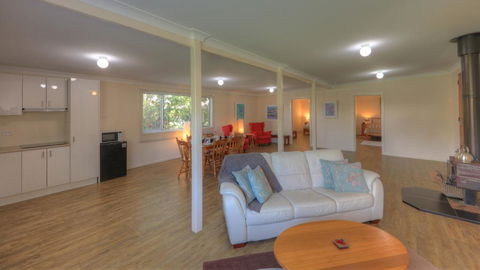 Village Stays Coldstream Gallery Bungalow - Redcliffe Tourism 3
