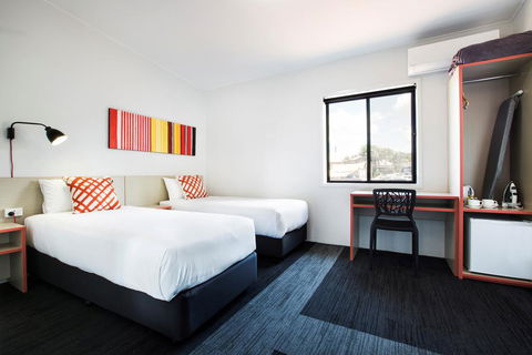 Villawood Hotel - Redcliffe Tourism 2