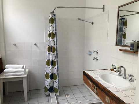 Vine Valley Inn - Redcliffe Tourism 1