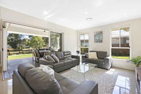 Vino E Golf - Redcliffe Tourism 0