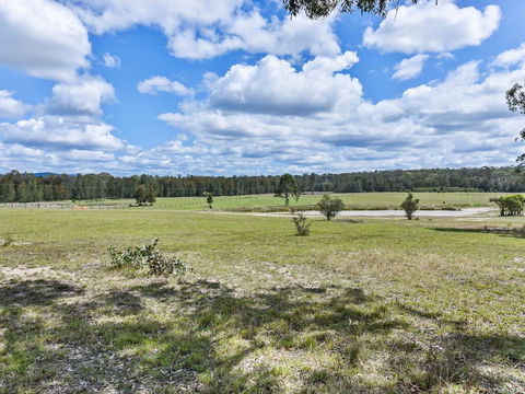 Wallaby Cottage - Cute Accom In Bushland Setting - Redcliffe Tourism 3