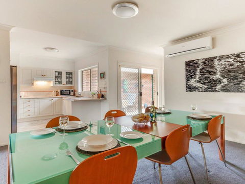 Walling-Clifton Gardens - Backing Onto Golf Course - Redcliffe Tourism 3