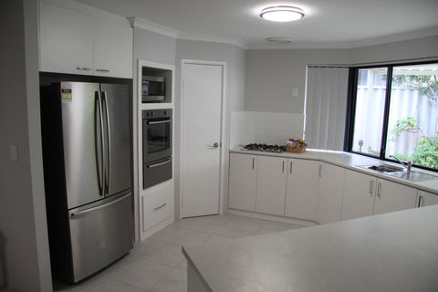 Warnbro Beach Family Accommodation - Redcliffe Tourism 1
