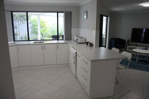 Warnbro Beach Family Accommodation - Redcliffe Tourism 2