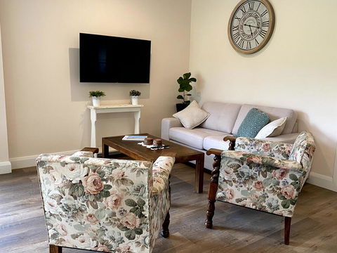 Waterfall Unit Farm Stay - Redcliffe Tourism 3