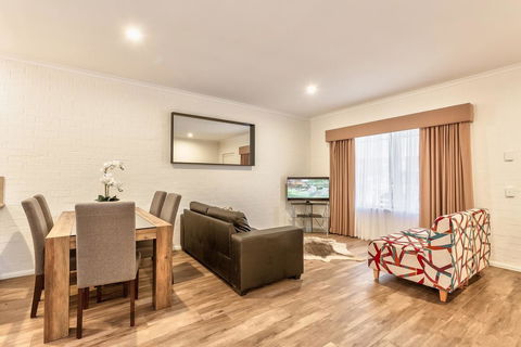 Blazing Stump Motel & Suites - Redcliffe Tourism 3