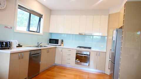 Apollo Bay Seal Apartments - Redcliffe Tourism 6