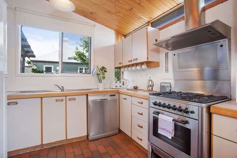 Plummers Mill - Central Townhouse - Redcliffe Tourism 2