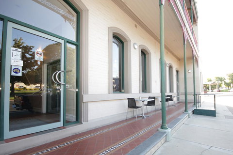 Mitchell River Tavern - Redcliffe Tourism 6