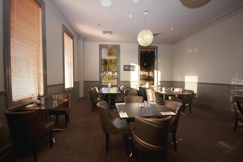 Mitchell River Tavern - Redcliffe Tourism 9