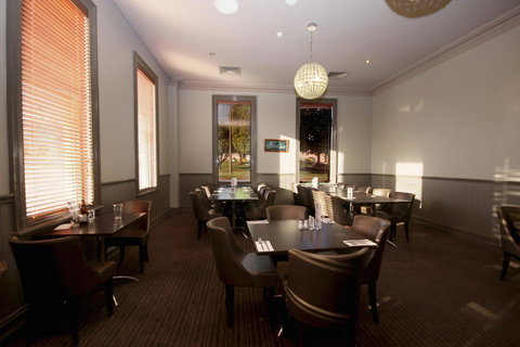 Mitchell River Tavern - Redcliffe Tourism 7