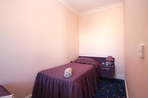 Mitchell River Tavern - Redcliffe Tourism 24