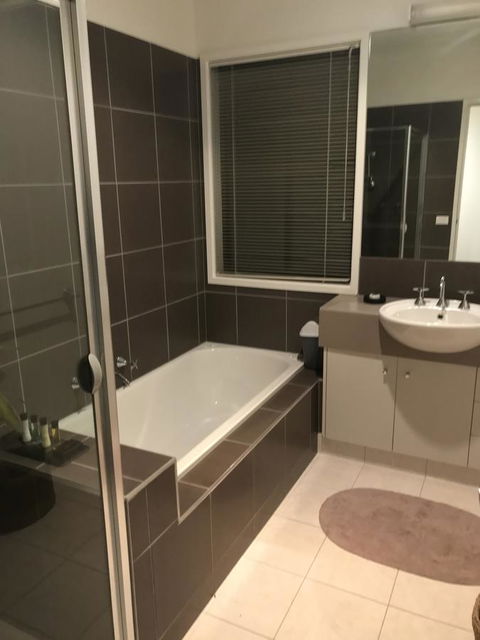 Black Lotus Townhouse - Redcliffe Tourism 10