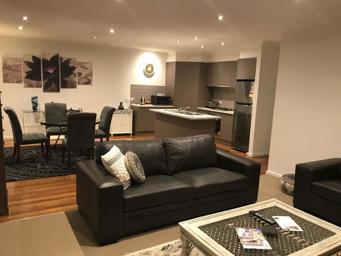 Black Lotus Townhouse - Redcliffe Tourism 3