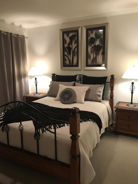 Black Lotus Townhouse - Redcliffe Tourism 5