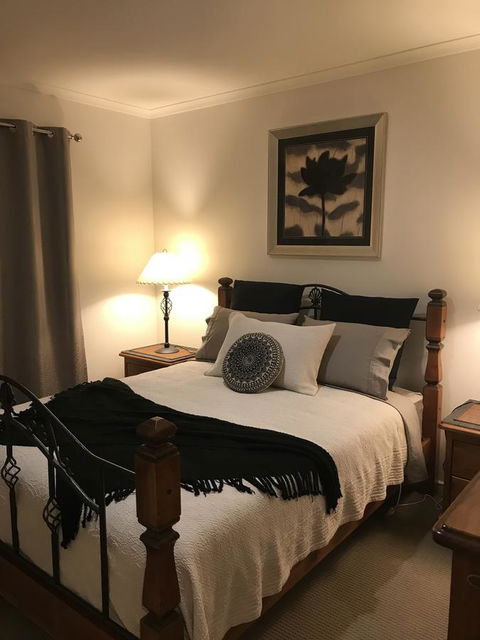 Black Lotus Townhouse - Redcliffe Tourism 4