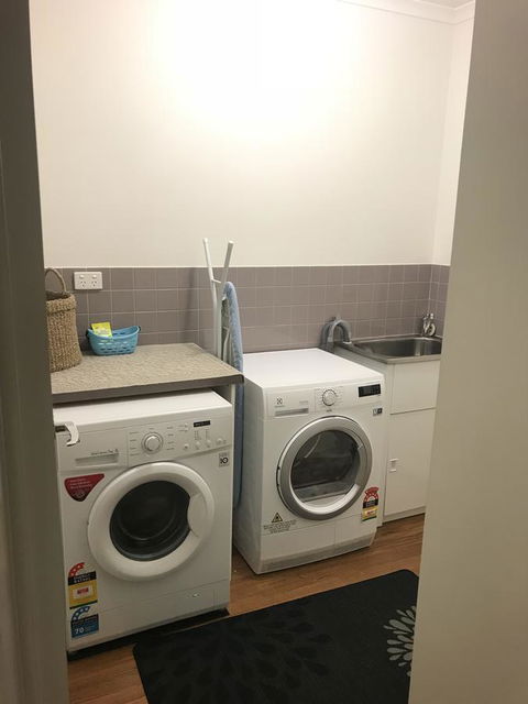 Black Lotus Townhouse - Redcliffe Tourism 11