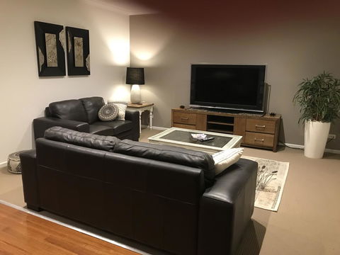 Black Lotus Townhouse - Redcliffe Tourism 7