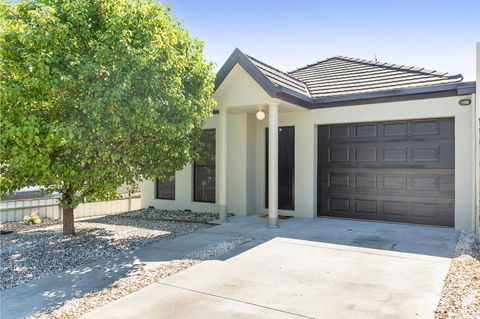 Black Lotus Townhouse - Redcliffe Tourism 0