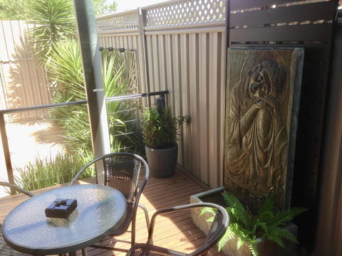 Black Lotus Townhouse - Redcliffe Tourism 2