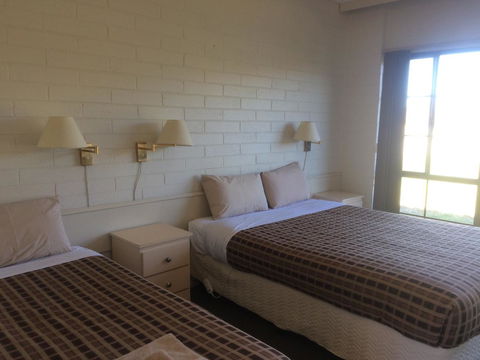 Ambassador Motor Inn - Redcliffe Tourism 10