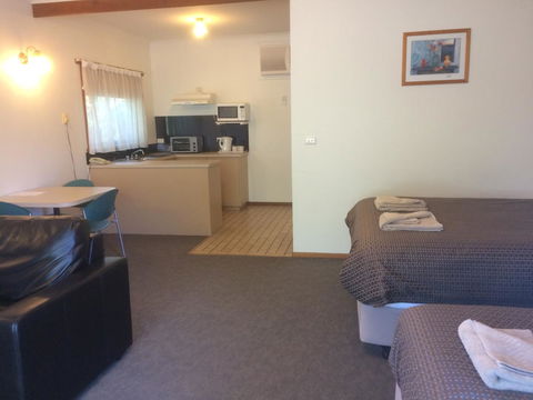 Ambassador Motor Inn - Redcliffe Tourism 7