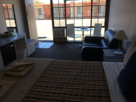 Ambassador Motor Inn - Redcliffe Tourism 24