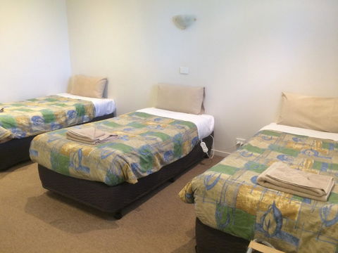Ambassador Motor Inn - Redcliffe Tourism 1
