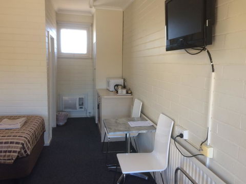Ambassador Motor Inn - Redcliffe Tourism 12
