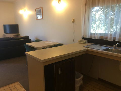Ambassador Motor Inn - Redcliffe Tourism 6