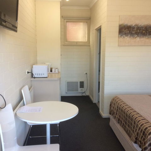 Ambassador Motor Inn - Redcliffe Tourism 21
