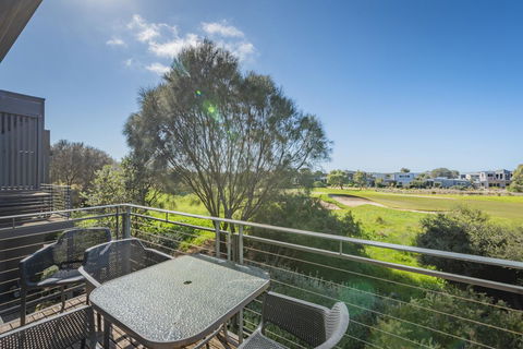 Stylish 3 Bedroom Townhouse - Free Parking - Redcliffe Tourism 13