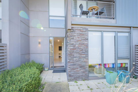Stylish 3 Bedroom Townhouse - Free Parking - Redcliffe Tourism 0