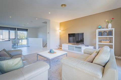 Stylish 3 Bedroom Townhouse - Free Parking - Redcliffe Tourism 1