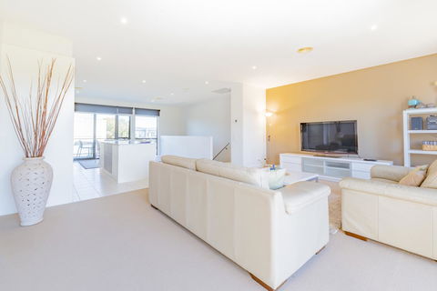 Stylish 3 Bedroom Townhouse - Free Parking - Redcliffe Tourism 4