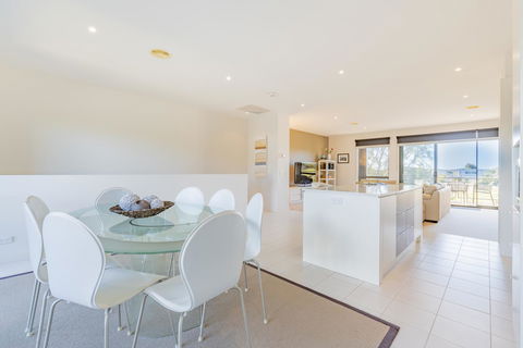 Stylish 3 Bedroom Townhouse - Free Parking - Redcliffe Tourism 14
