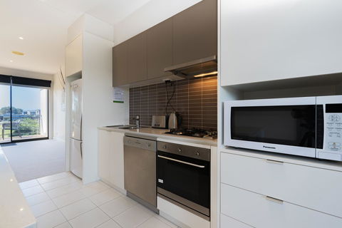 Stylish 3 Bedroom Townhouse - Free Parking - Redcliffe Tourism 10