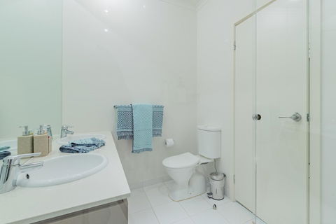 Stylish 3 Bedroom Townhouse - Free Parking - Redcliffe Tourism 18