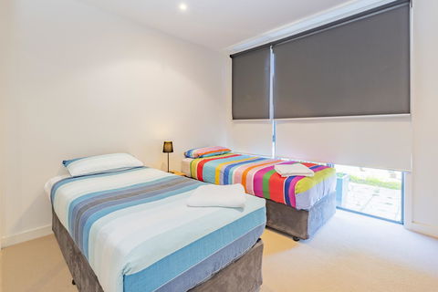 Stylish 3 Bedroom Townhouse - Free Parking - Redcliffe Tourism 8