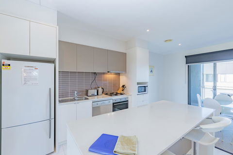 Stylish 3 Bedroom Townhouse - Free Parking - Redcliffe Tourism 11