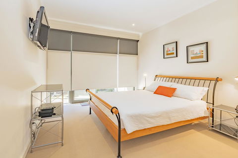 Stylish 3 Bedroom Townhouse - Free Parking - Redcliffe Tourism 19