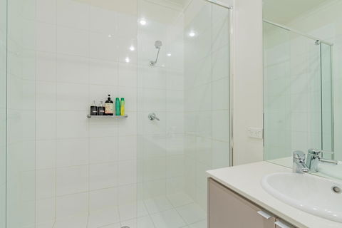 Stylish 3 Bedroom Townhouse - Free Parking - Redcliffe Tourism 17