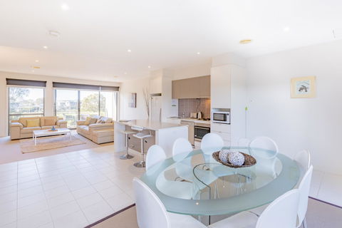 Stylish 3 Bedroom Townhouse - Free Parking - Redcliffe Tourism 2