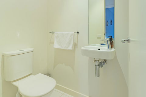 Stylish 3 Bedroom Townhouse - Free Parking - Redcliffe Tourism 22